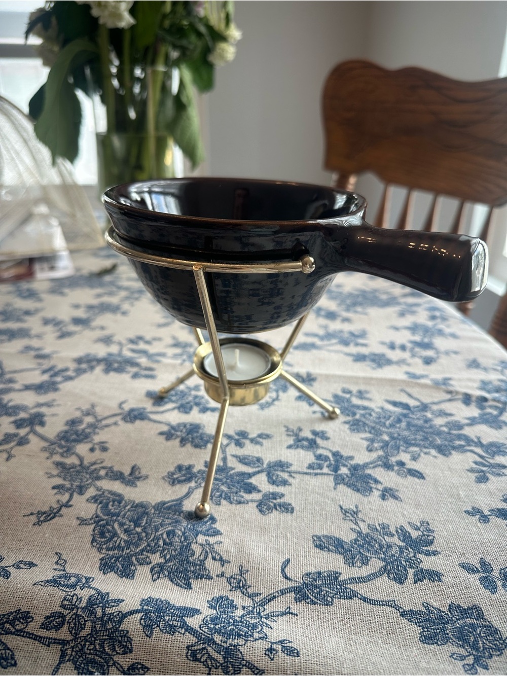 Stoneware Fondue/Butter/Dip Warmer with Gold Metal Stand